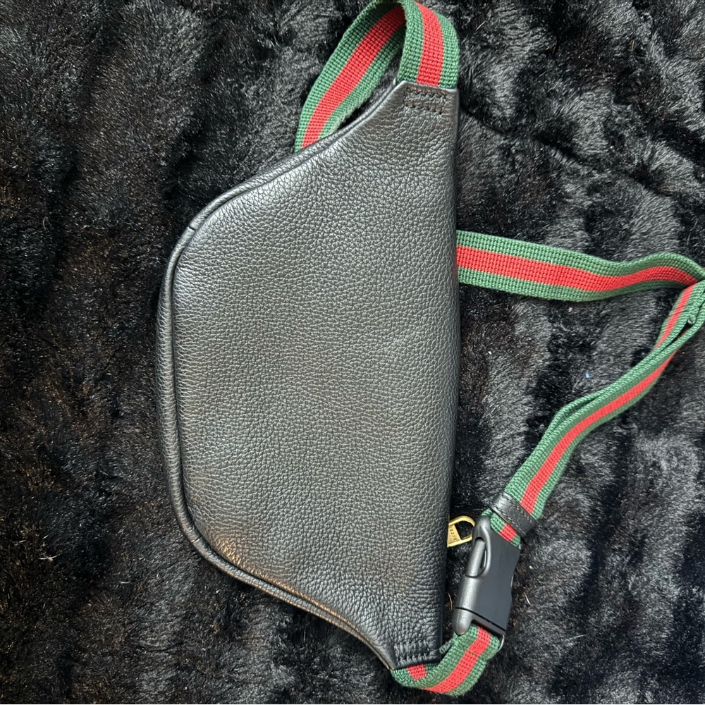 Small Gucci belt bag. Size 90. Worn once. Authentic. Price firm $600. Brand new - Picture 2 of 4